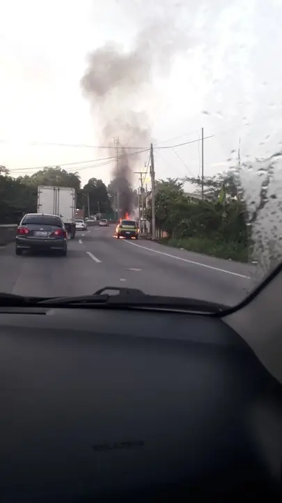 Carro incendiado en Troncal 1