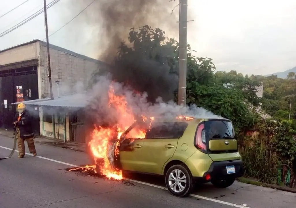 Carro incendiado en Troncal 5