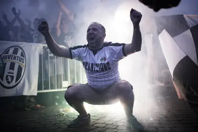 Un aficionado de la Juventus celebra el gol de Mario Mandzukic