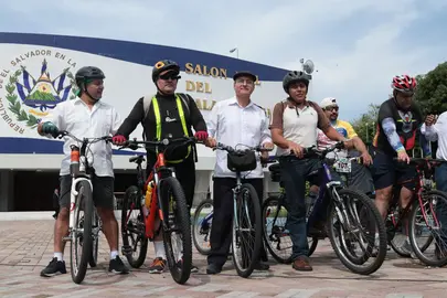 Toma de posesión, nueva asamblea, diputados, Damián Alegría, FMLN, bicicleta
