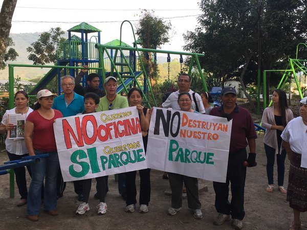 Habitantes protestan por la tala de árboles en el parque para construir una oficina distrital.