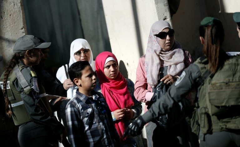 <p>Una familia palestina trata de cruzar por el punto de control militar israelí entre la ciudad cisjordana de Belén y Jerusalén este viernes 10 de junio</p>
