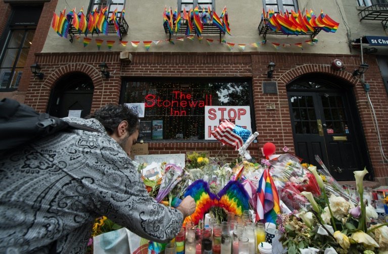 <p>Un memorial por las víctimas de la masacre en una discoteca gay de Orlando, el 16 de junio de 2016 ante el Stonewall Inn de Nueva York</p>
