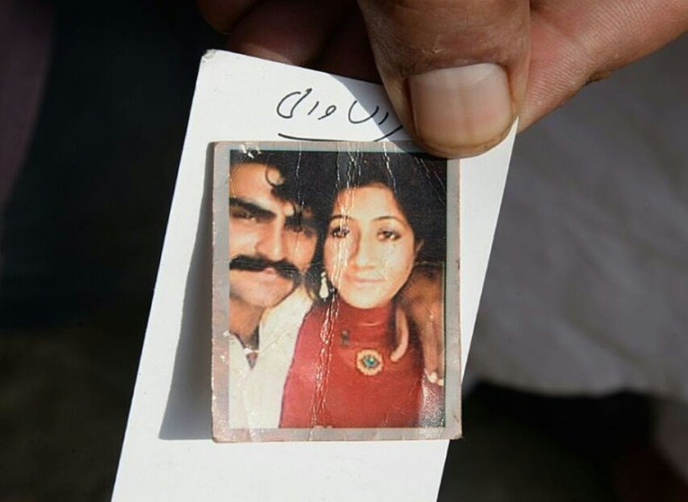 <p>El paquistaní Taufiq Ahmed muestra una fotografía de su mujer Muqaddas Bibi, degollada por sus familiares en la localidad de Buttaranwali, a 75 km de Lahore, el 17 de junio de 2016</p>