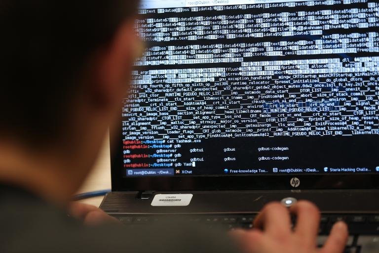 <p>Un estudiante de informática participa en Paris de un desafío de piratería informática el 16 de marzo de 2013</p>