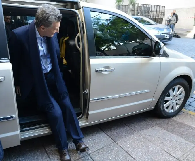 <p>El presidente argentino Mauricio Macri el 23 de junio de 2016 al abandonar la clínica donde fue operado de la rodilla</p>