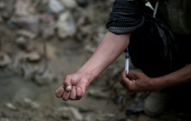<p>Un hombre se aplica una inyección de heroína el 25 de abril de 2012 en Kabul</p>