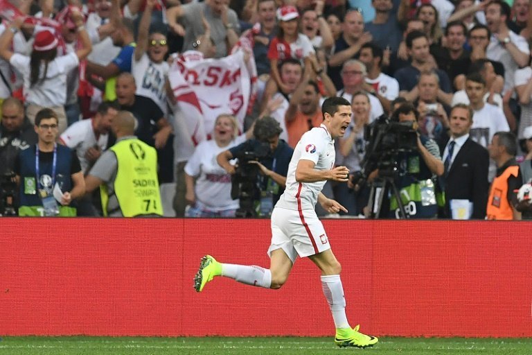 <p>El delantero de Polonia Robert Lewandowski celebra un gol ante Portugal el 30 de junio de 2016 en Marsella</p>