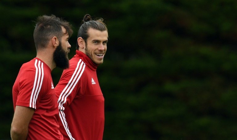 El centrocampista galés Joe Ledley (izq) y el delantero Gareth Bale en un entrenamiento con su selección en Dinard, noroeste de Francia, el 5 de julio de 2016
