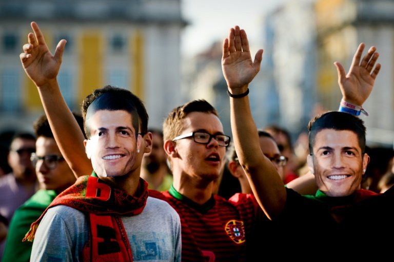 <p>Fanáticos con máscaras de Cristiano Ronaldo esperan por el comienzo del partido por semifinales de la Eurocopa entre Portugal y Gales, el 6 de julio de 2016, en Lisboa</p>