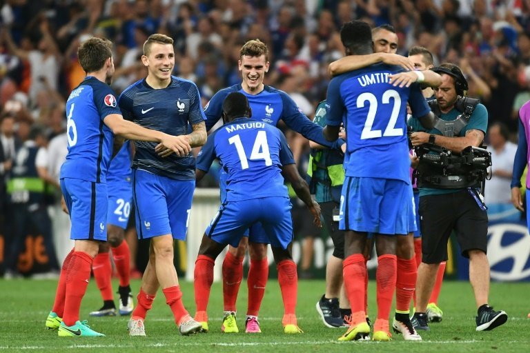 <p>El atacante, Antoine Griezmann (C) celebra con sus compañeros de la selección de Francia tras el triunfo 2-0 ante Alemania en la semifinales de la Eurocopa 2016 ante Alemania y el pase a la final, en el estadio Stade Velodrome, en Marsella, el 7 de julio de 2016.</p>