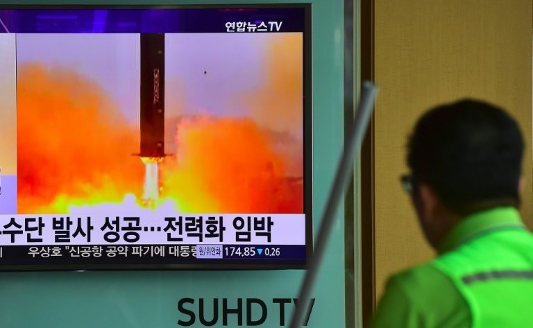 <p>Un hombre pasa por delante de una pantalla de televisión durante la emisión de información sobre un ensayo de misil norcoreano Musudan el 23 de junio de 2016 en una estación de tren en Seúl</p>