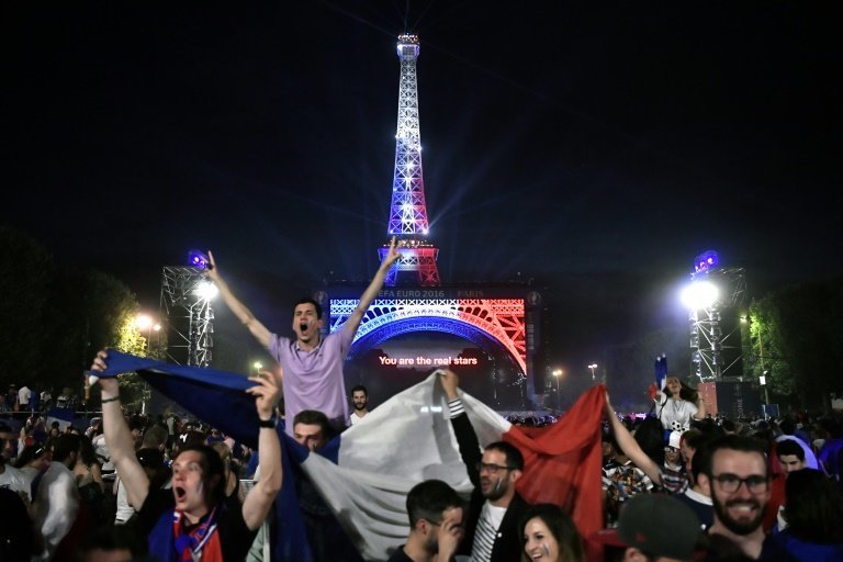 <p>Fanáticos franceses celebran el triunfo de su seleccionado ante Alemania por cuartos de final de la Eurocopa, el 7 de julio de 2016, en la zona de aficionados de París</p>