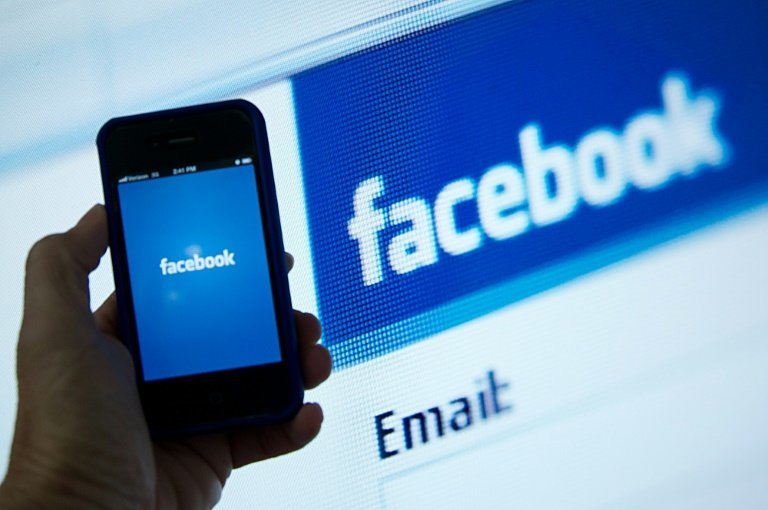 <p>El logotipo de la red social Facebook, fotografiado el 10 de mayo de 2012</p>