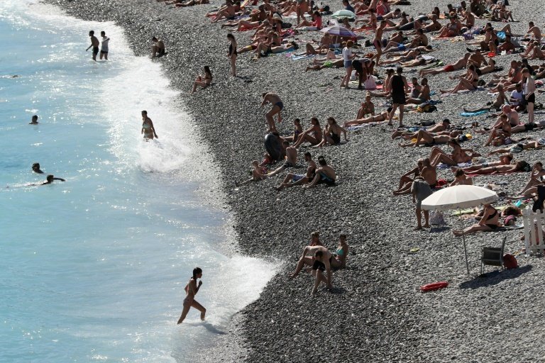 <p>Personas en una playa en Niza (Francia), el 16 de julio de 2016</p>