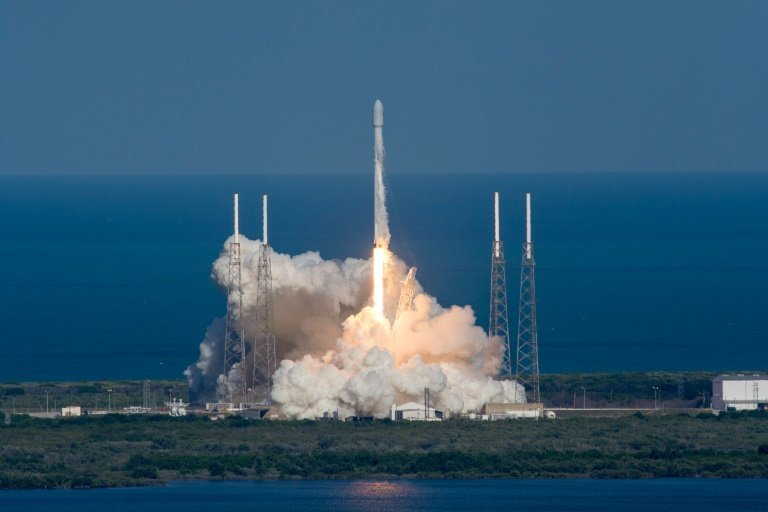 <p>Imagen distribuida por Space X que muestra el cohete Thaicom 8 siendo lanzado desde el complejo 40 de Cabo Cañaveral, en Florida, el 27 de mayo de 2016</p>