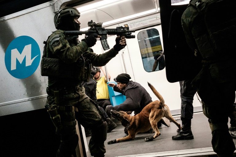 Policías brasileños entrenan las medidas de seguridad y situaciones de emergencia en coordinación con la policía francesa antes de los Juegos Olímpicos de Rio-2016, el 10 de junio de 2016 en Rio de Janeiro