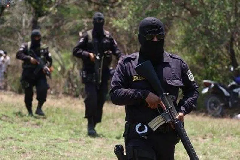 Policías patrullan