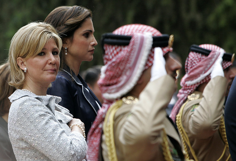 Salvadorean First Lady Ana Ligia de Saca (L) and Queen Rania of Jordan (2nd L) listen to the Salvadorean national anthem at Bassman Palace in Amman, 17 May 2007. Salvadorean President Elias Antonio Saca, who will attend the GII summit on the sidelines of the World Economic Forum, arrived for talks with Jordanian King Abdullah II on bilateral relations. AFP PHOTO/KHLAIL MAZRAWI / AFP PHOTO / KHALIL MAZRAAWI