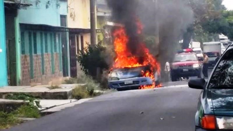 Momento del incendio del vehículo foto vía T. Gómez.