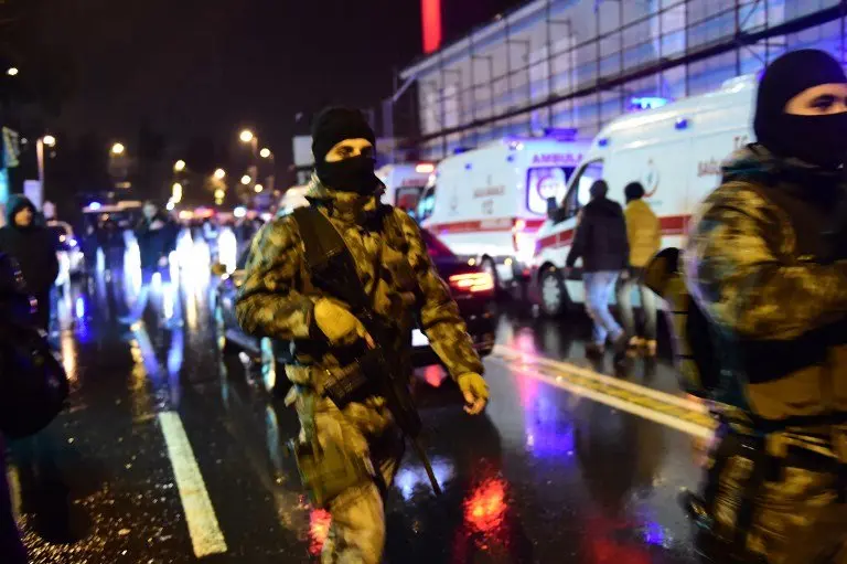 Turkish special force police officers and ambulances are seen at the site of an armed attack January 1, 2017 in Istanbul.
At least two people were killed in an armed attack Saturday on an Istanbul nightclub where people were celebrating the New Year, Turkish television reports said. / AFP PHOTO / YASIN AKGUL