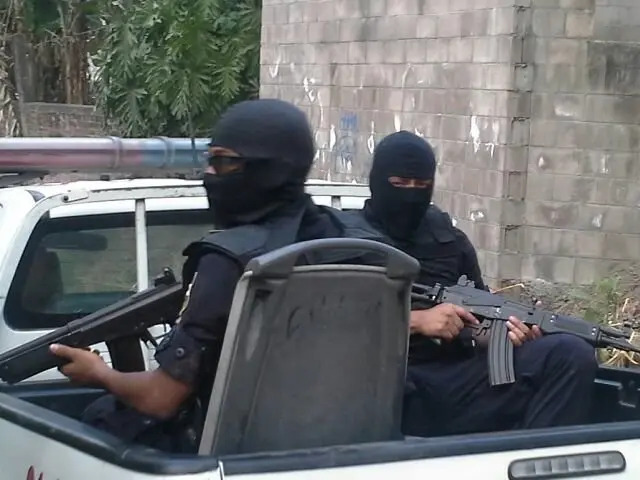 Policías patrullan