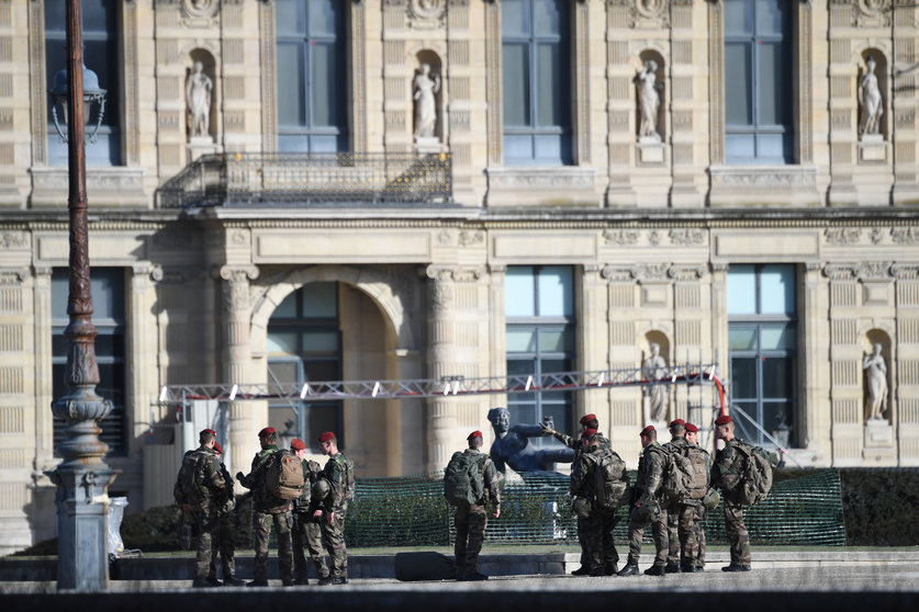 Soldiers patrol near the Louvre museum on February 3, 2017 in Paris, after a soldier patrolling at the museum shot and seriously injured a machete-wielding man who yelled "Allahu Akbar" ("God is greatest") as he attacked security forces, police said.
One soldier was "lightly injured" and has been taken to hospital, while the knifeman is in a serious condition but is still alive, security forces said. / AFP PHOTO / Eric FEFERBERG