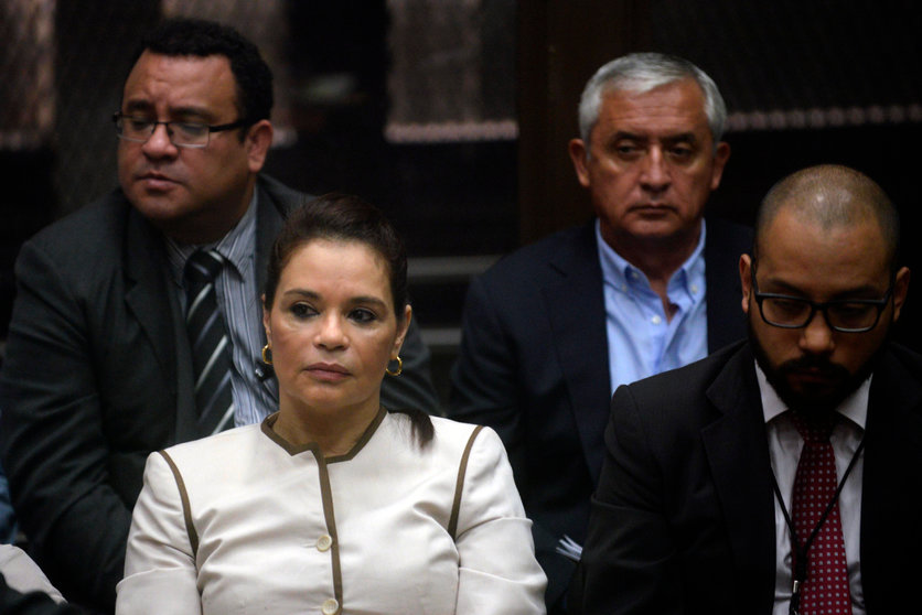 Guatemalan former president Otto Perez Molina (back-R) and former Vice President Roxana Baldetti (front-L) during their hearing at court in Guatemala City on April 25, 2016. 
Perez Molina and Baldetti are accused of collecting millionaire bribes to award a contract to build a port terminal. / AFP PHOTO / JOHAN ORDONEZ