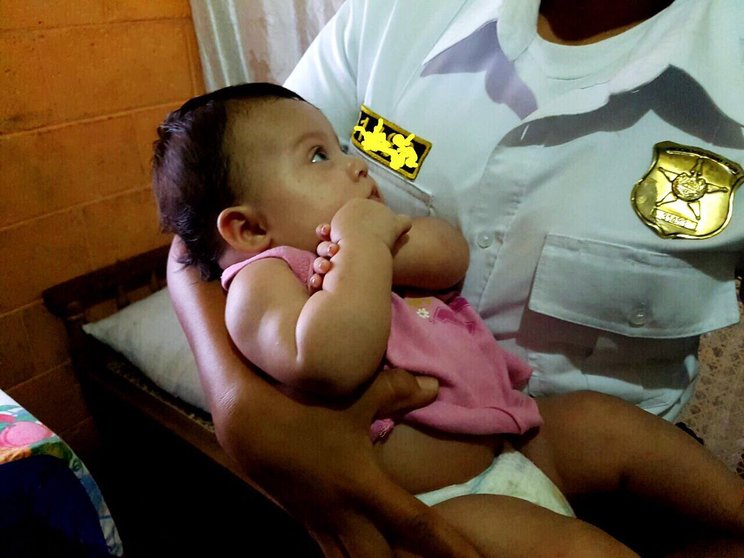 Bebé rescatada en Ilopango y que había sido raptada por pandilleros