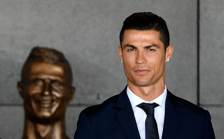 Cristiano Ronaldo con un busto suyo en el aeropuerto de Madeira, Portugal
