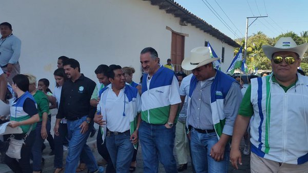 Fito Salume durante la campaña electoral con Democracia Salvadoreña