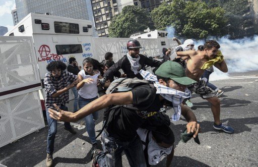 Venezuelan opposition activists clash with the police during a protest against the government of President Nicolas Maduro on April 6, 2017 in Caracas.
Violence erupted for a third straight day at protests against the government, escalating tension over moves to keep the leftist leader in power. / AFP PHOTO / JUAN BARRETO