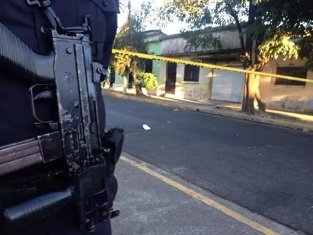 Policía custodia escena de homicidio