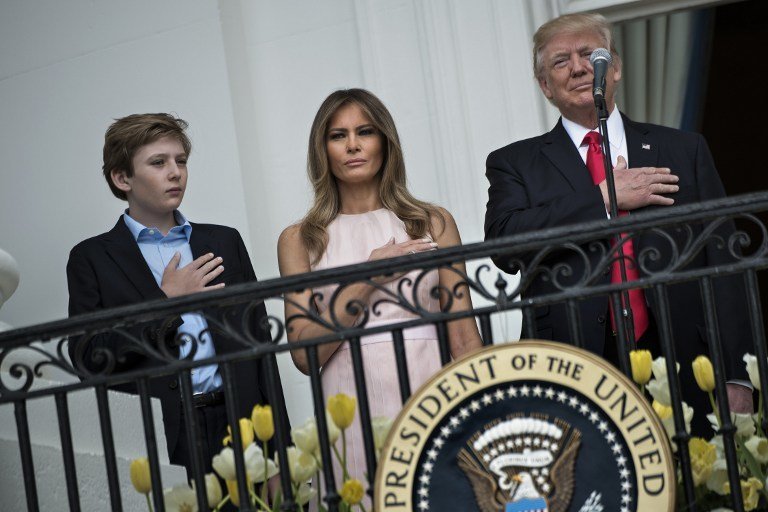 Barron, Melania y Donald Trump durante el tradicional acto de búsqueda de los huevos de Pascua