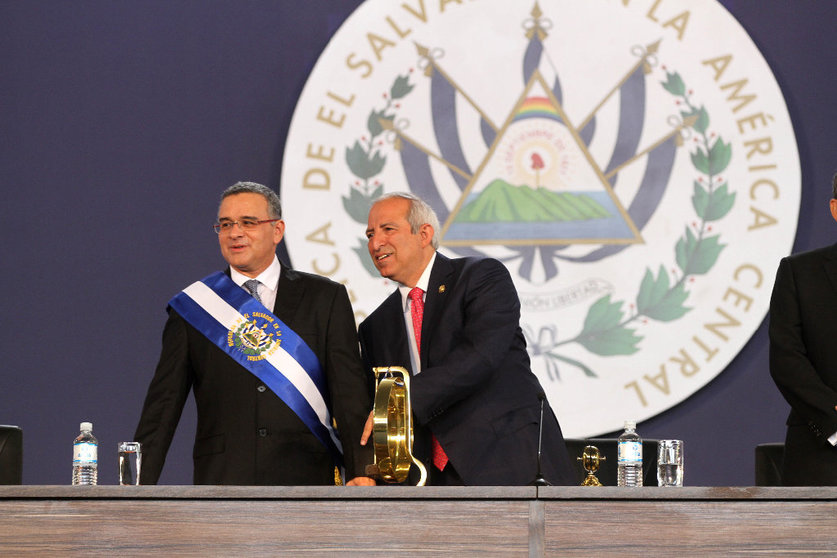 Mauricio Funes y Sigfrido Reyes durante el traspaso de mando presidencial