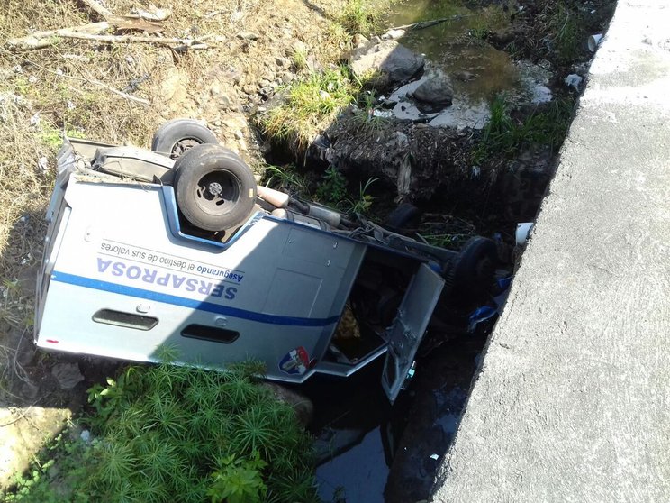 Camión blindado accidentado en carretera al Puerto de La Libertad