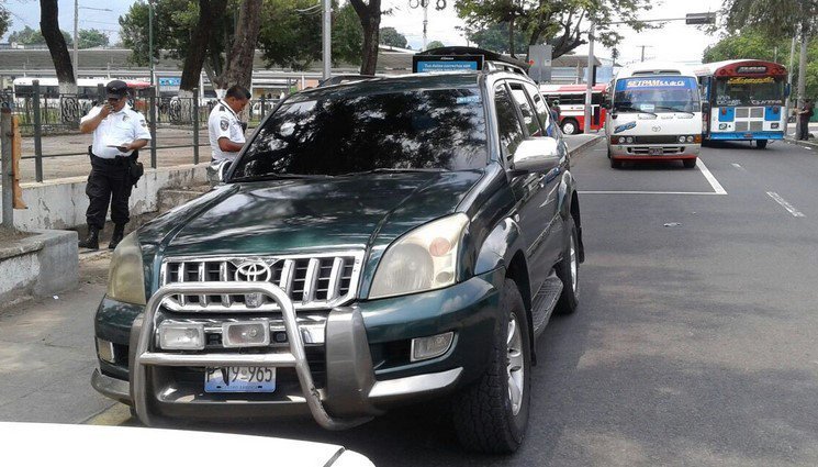 Camioneta asignada a seguridad de Capres que atropelló a una mujer