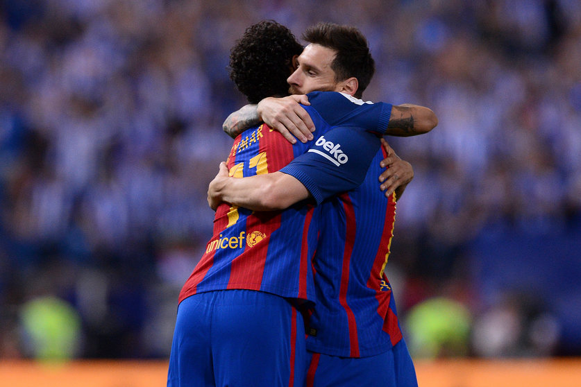 Barcelona's Brazilian forward Neymar (L) celebrates with Barcelona's Argentinian forward Lionel Messi after scoring during the Spanish Copa del Rey (King's Cup) final football match FC Barcelona vs Deportivo Alaves at the Vicente Calderon stadium in Madrid on May 27, 2017. / AFP PHOTO / Josep LAGO