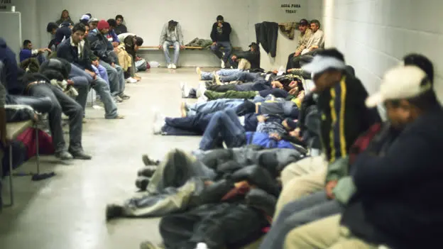 inmigrantes-detenido-en-arizona-esperan-para-ser-deportados