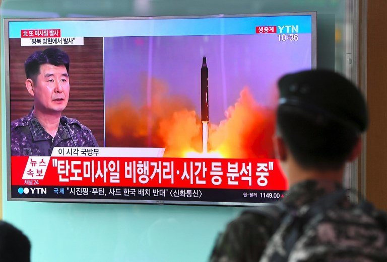 A South Korean soldier watches a television news showing file footage of a North Korean missile launch, at a railway station in Seoul on July 4, 2017.
North Korea launched a ballistic missile on July 4, the South's military said, just days after Seoul's new leader Moon Jae-In and US President Donald Trump focused on the threat from Pyongyang in their first summit. / AFP PHOTO / JUNG Yeon-Je