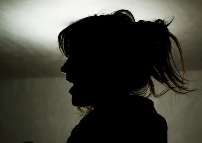 Mujer a contraluz
