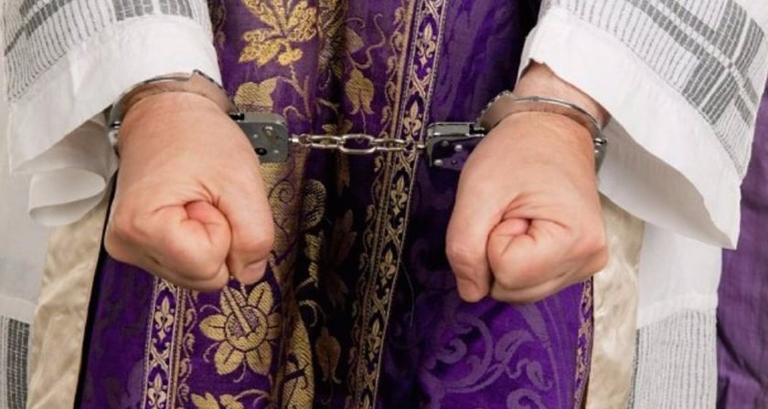 sacerdote arrestado