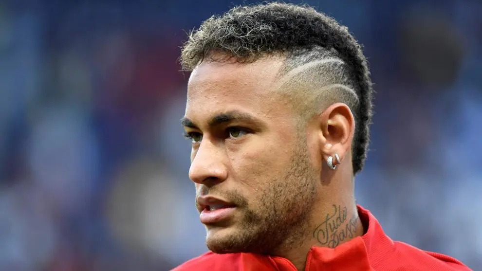 TOPSHOT - Paris Saint-Germain's Brazilian forward Neymar warms up prior to the French L1 football match Paris Saint-Germain (PSG) vs Toulouse FC (TFC) at the Parc des Princes stadium in Paris on August 20, 2017. / AFP PHOTO / bertrand GUAY