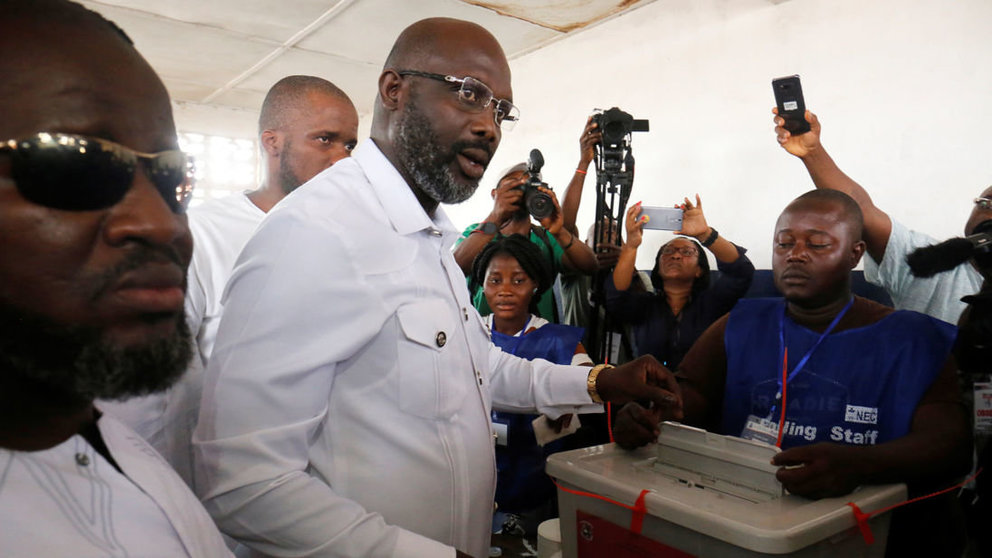 George Weah, former soccer player and presidential candidate of Congress for Democratic Change (CDC), votes at a polling station in Monrovia, Liberia, December 26, 2017. REUTERS/Thierry Gouegnon - RC1CA5BB6D30
