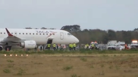 Avión de Taca durante emergencia en México