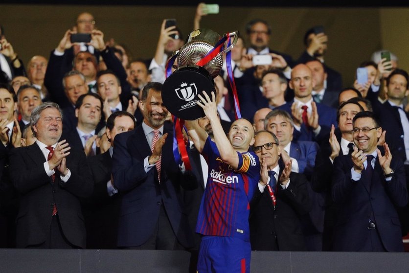 Andrés Iniesta levanta la Copa del Rey