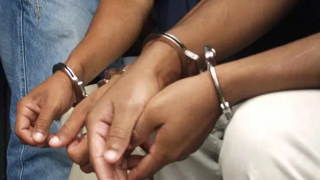 detenidos-manos-con-esposas1 (1)