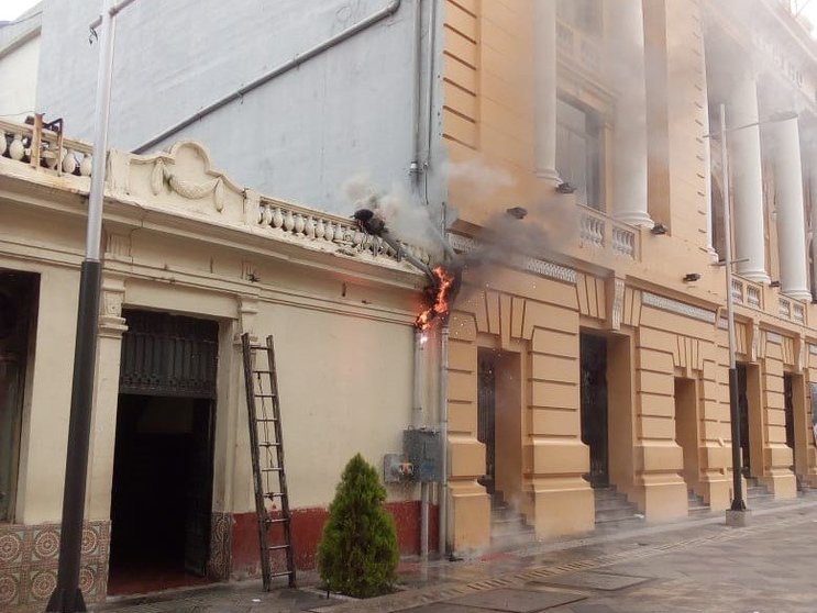 Incendio a un costado del teatro nacional