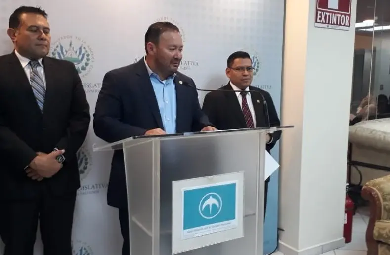 Gana en conferencia