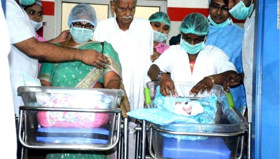 Mujer de 73 años dio a luz a gemelas